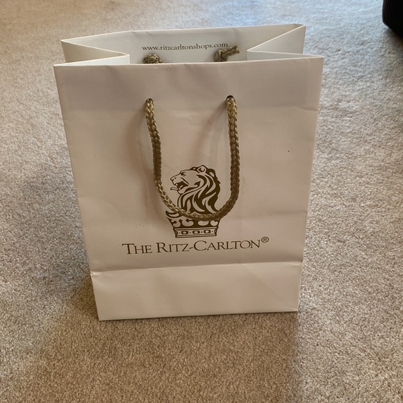 Ritz-Carlton shopping gift bag - Picture 4 of 8